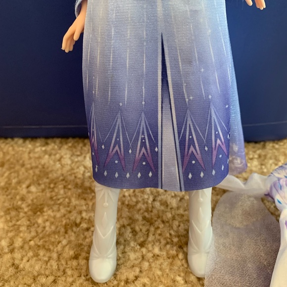 DISNEY FROZEN 2 ELSA DOLL W/ EXTRA DRESS - Picture 5 of 7
